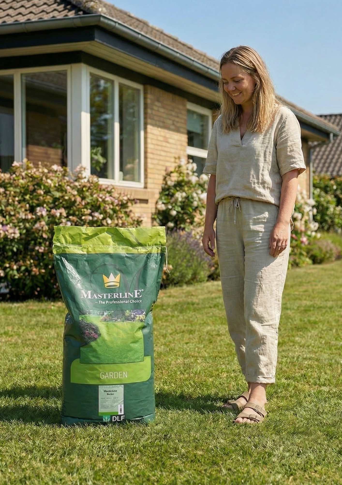 Masterline Micro er et selvgødende græsfrø til nysåning, der sikrer en tæt, flot og frodig grøn græsplæne hele sæsonen